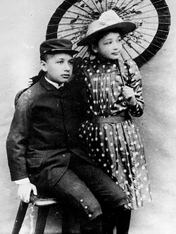 Альберт и его сестра Майя в школьные годы 